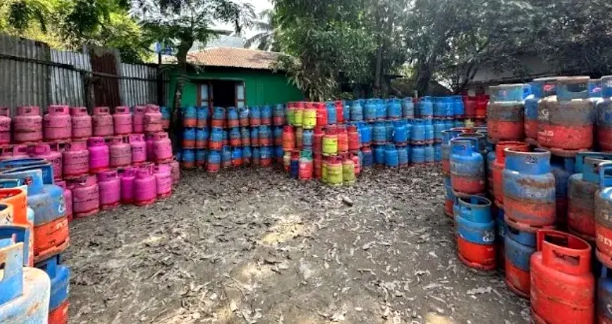 বরিশালে অবৈধভাবে গ্যাস সিলিন্ডার মজুদ রাখায় জরিমানা 